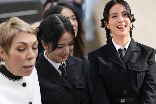 Giữ vai trò đại sứ toàn cầu, Jisoo được Dior đối xử thế nào tại Paris Fashion Week 2024?