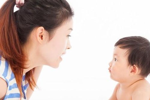 Việc gần gũi giữa mẹ và trẻ sơ sinh kích thích sự đồng bộ não