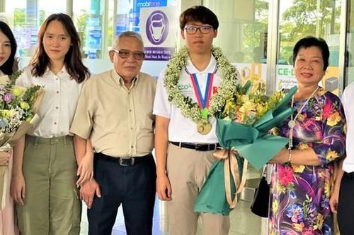 Gia đình có 2 con đạt Huy chương Vàng Olympic quốc tế: Không ép con 'học ngày học đêm'