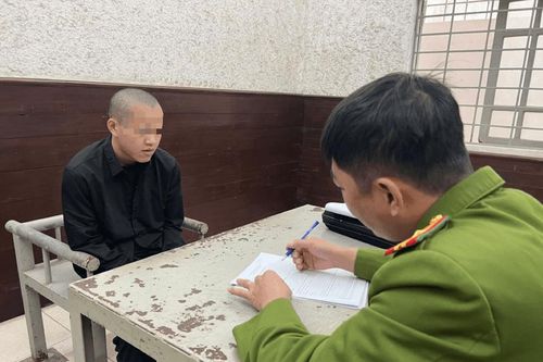 Tạm giam đối tượng khoắng 380 triệu đồng trong ô tô