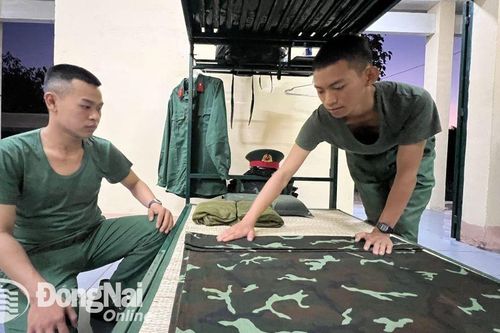 Các tân binh lần đầu học gấp chăn, xếp hàng trong môi trường quân ngũ