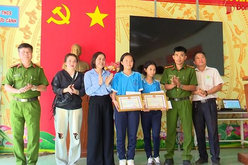 2 học sinh lớp 7 ở Trảng Bom nhặt được ví tiền trả người đánh rơi