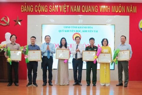 Quỹ Khuyến học, khuyến tài Khánh Hòa: Năm 2023, trao gần 2,4 tỷ đồng học bổng cho học sinh, sinh viên