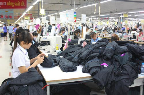 Doanh nghiệp hăng hái thi đua lao động sản xuất