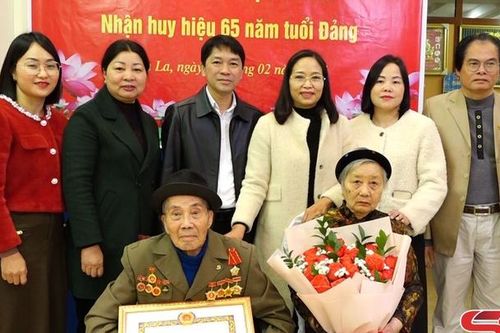 Thành ủy trao Huy hiệu Đảng 65 năm trước thời hạn cho đảng viên