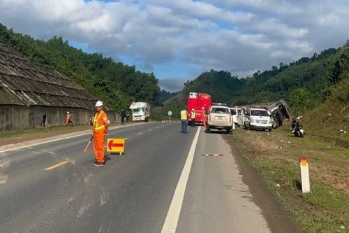 Lật xe đầu kéo trên tuyến La Sơn - Hòa Liên, tài xế tử vong