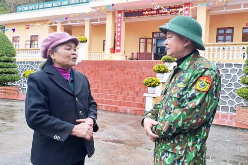'Điểm tựa' vững chắc của xóm làng