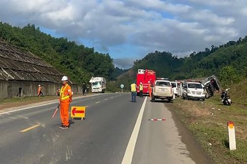 Lật xe đầu kéo trên đường La Sơn - Hòa Liên, tài xế tử vong