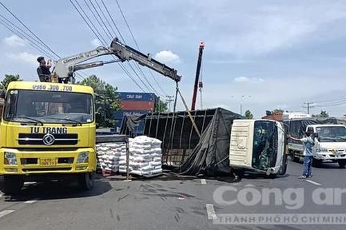 Thót tim cảnh xe tải đang quay đầu thì lật nhào, chắn ngang đường