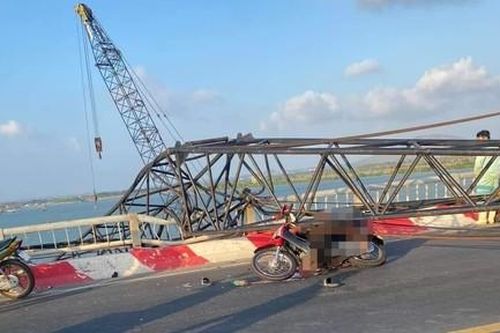 Cần cẩu thi công đứt cáp rơi trúng người đi đường tử vong vì gió to giật mạnh