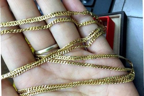 Muối mặt khi vòng vàng tặng vợ bị nam châm hút, người đàn ông kiện đòi lại tiền