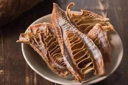 Ăn măng khô liên tục một tuần, người phụ nữ đau bụng đến mức lăn ra sàn