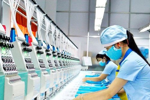 Doanh nghiệp may mặc gần '50 tuổi' ở TP.HCM phải bán đất, bán xe