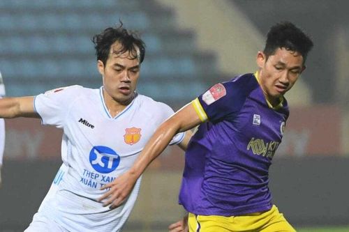 Nhận 2 bàn thua phút bù giờ, Hà Nội FC thua cay đắng trước Nam Định