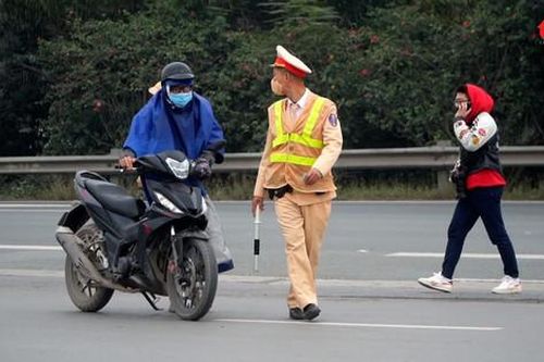 Xử phạt hàng trăm xe máy liều lĩnh đi vào làn ô tô trên Đại lộ Thăng Long