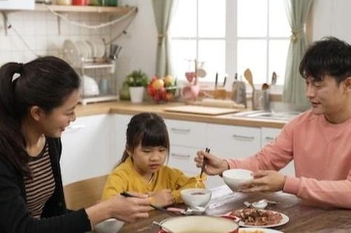 Đến dự sinh nhật con gái, tôi lặng người trước hành động của chồng cũ
