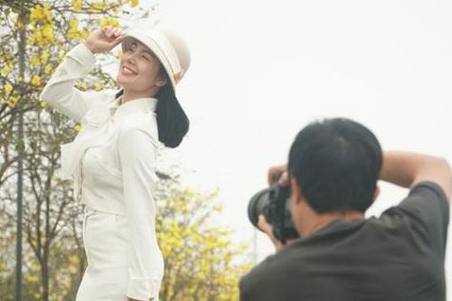 Hoa Phong Linh 'bung lụa', người dân đổ xô đến chụp ảnh