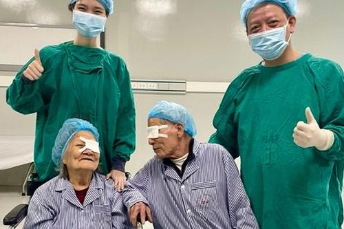 Cụ ông, cụ bà U100 mắt sáng trở lại nhờ phẫu thuật đục thủy tinh thể