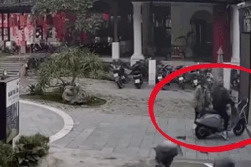 Phẫn nộ cảnh nam thanh niên hành hung bảo vệ quán cà phê vì nhận vé xe số 49
