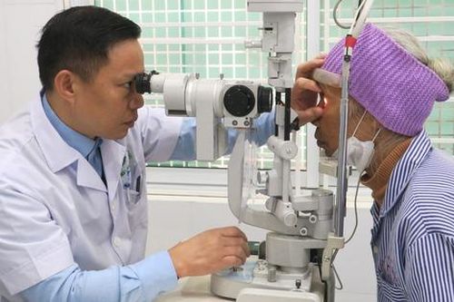 Mũi liềm cứa vào mắt người phụ nữ khi đang làm đồng