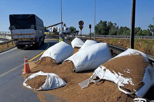 Xe tải đầu kéo rơi nhiều bao hàng khiến cao tốc ùn tắc