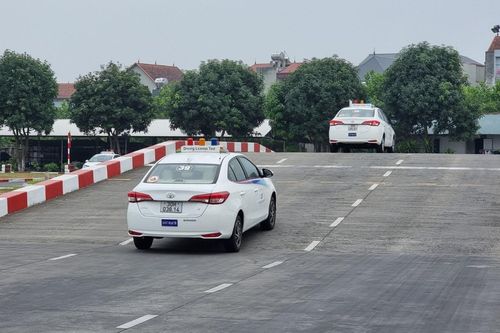 'Bỏ phố về quê' để giảm chi phí học lái ôtô