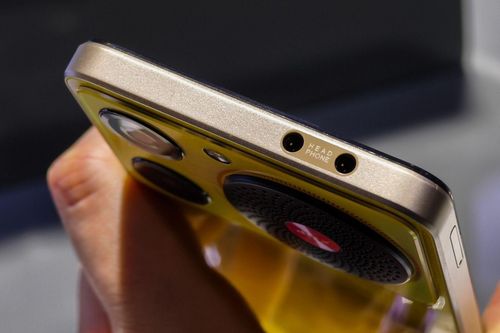 Smartphone Trung Quốc chọn thiết kế lạ, đi ngược Apple