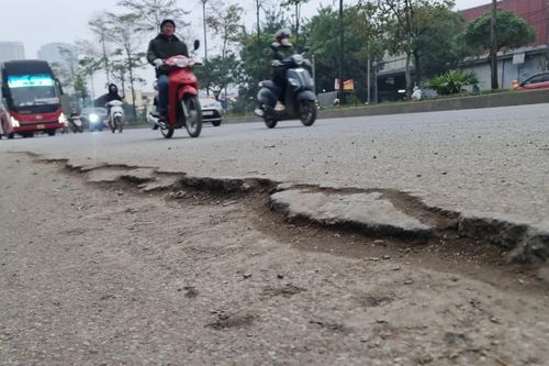 Quốc lộ 32 lún một làn đường đoạn cổng chào huyện Hoài Đức