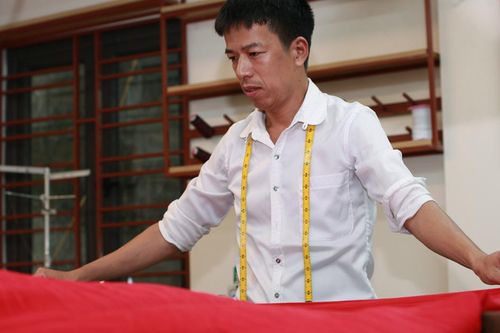 Ngôi làng 90% người may áo dài là đàn ông