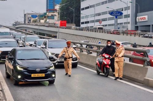 Người dân liều lĩnh đi xe máy lên Vành đai 2 trên cao