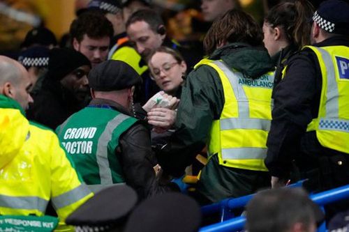 Ăn mừng quá khích, CĐV rơi từ tầng hai khán đài trong trận đấu giữa Chelsea và Leeds