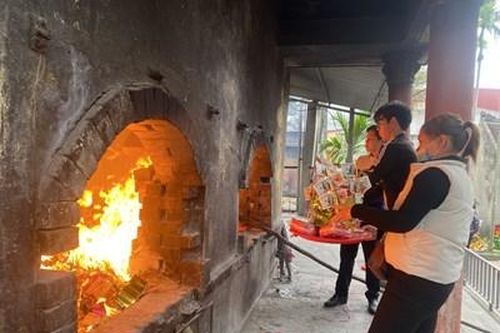 U mê 'đốt tiền' liệu có mua được bình an, tài lộc?