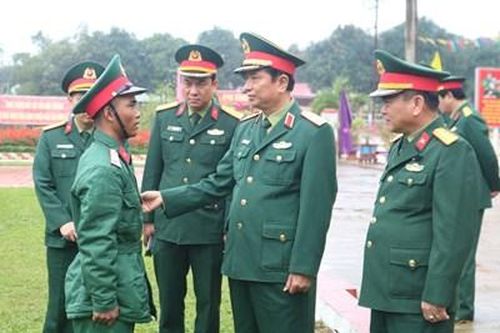 Trung tướng Hà Thọ Bình, Tư lệnh Quân khu 4 thăm, động viên chiến sĩ mới