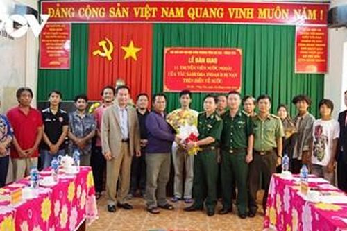 Bàn giao 11 thuyền viên của tàu Samudra Indah II bị nạn trên biển
