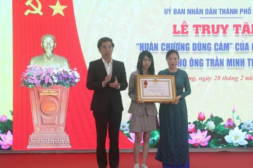 Truy tặng Huân chương dũng cảm cho nhân viên bảo vệ ngân hàng Trần Minh Thành