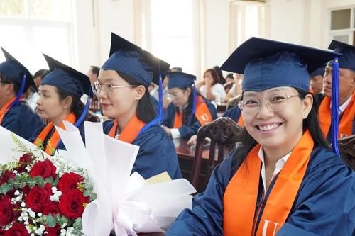 Nhóm Thạc sĩ Điều hành cao cấp Quản lý công đầu tiên của quận 7 tốt nghiệp