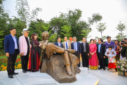Bức tượng nhạc sĩ Trịnh Công Sơn đặt trang trọng bên dòng sông Hương xứ Huế