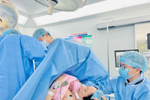 Em bé thông van tim thứ hai tại Việt Nam chào đời