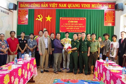 Bàn giao 11 thuyền viên nước ngoài của tàu SAMUDRA INDAH II bị nạn trên biển về nước