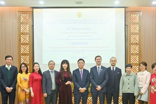 Bộ Tư pháp trao tặng Kỷ niệm chương 'Vì sự nghiệp tư pháp'