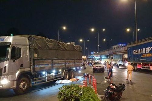 Va chạm xe tải với xe máy ở ngã tư 'tử thần', 2 người tử vong