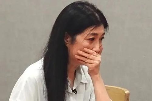 Nữ diễn viên Hoàng Gia Thiên khóc ở họp báo, nói bị chồng đánh suốt 16 năm