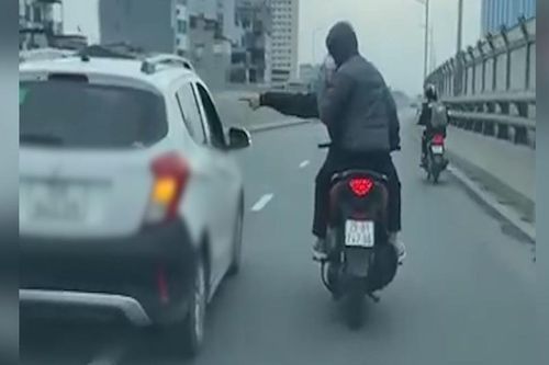 Đang lái xe, bị gây chuyện, cà khịa trên đường phải ứng biến ra sao?