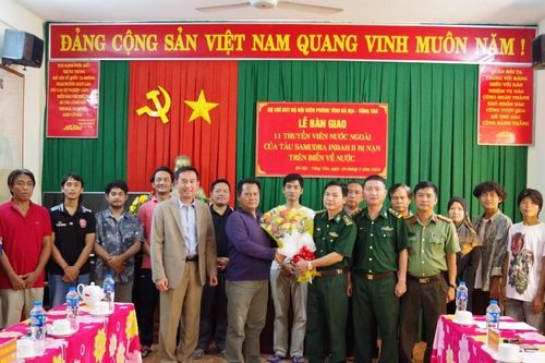 11 thuyền viên nước ngoài bị nạn trên biển Côn Đảo được bàn giao về nước