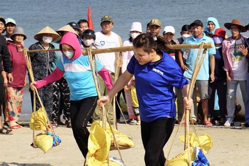 Khách Tây 'đứng hình' xem các cô gái Việt trổ tài gánh cá chạy thi trên biển