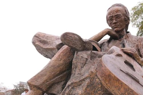 Gia đình nói gì về tượng Trịnh Công Sơn ở Huế bị chê không giống?