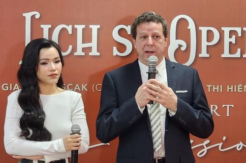 Giáo sư người Ý ra mắt sách về lịch sử opera