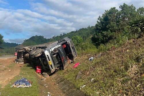 Xe đầu kéo lật trên đường La Sơn - Hòa Liên, tài xế tử vong tại chỗ