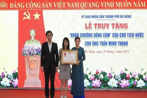 Truy tặng 'Huân chương dũng cảm' cho nhân viên bảo vệ ngân hàng bị cướp đâm tử vong