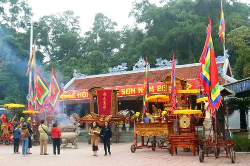 Ngôi đền thiêng nghìn năm tuổi bên dòng Lam xứ Nghệ